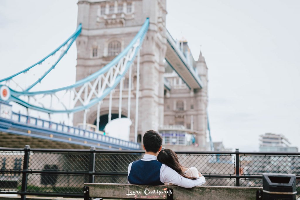 couple photoshoot in London, tower bridge and london eye