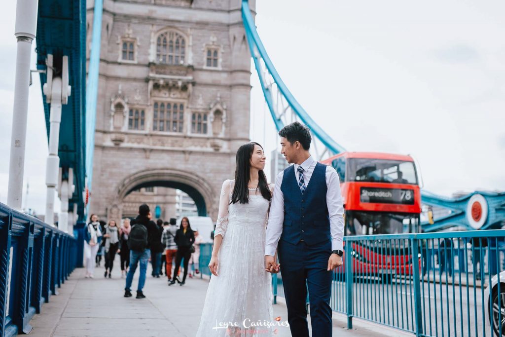 couple photoshoot in London, tower bridge and london eye