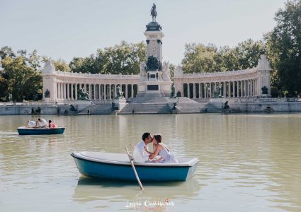 surprise proposal in the retiro park of madrid
