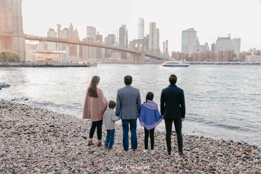 family photoshoot at dumbo park during the sunset