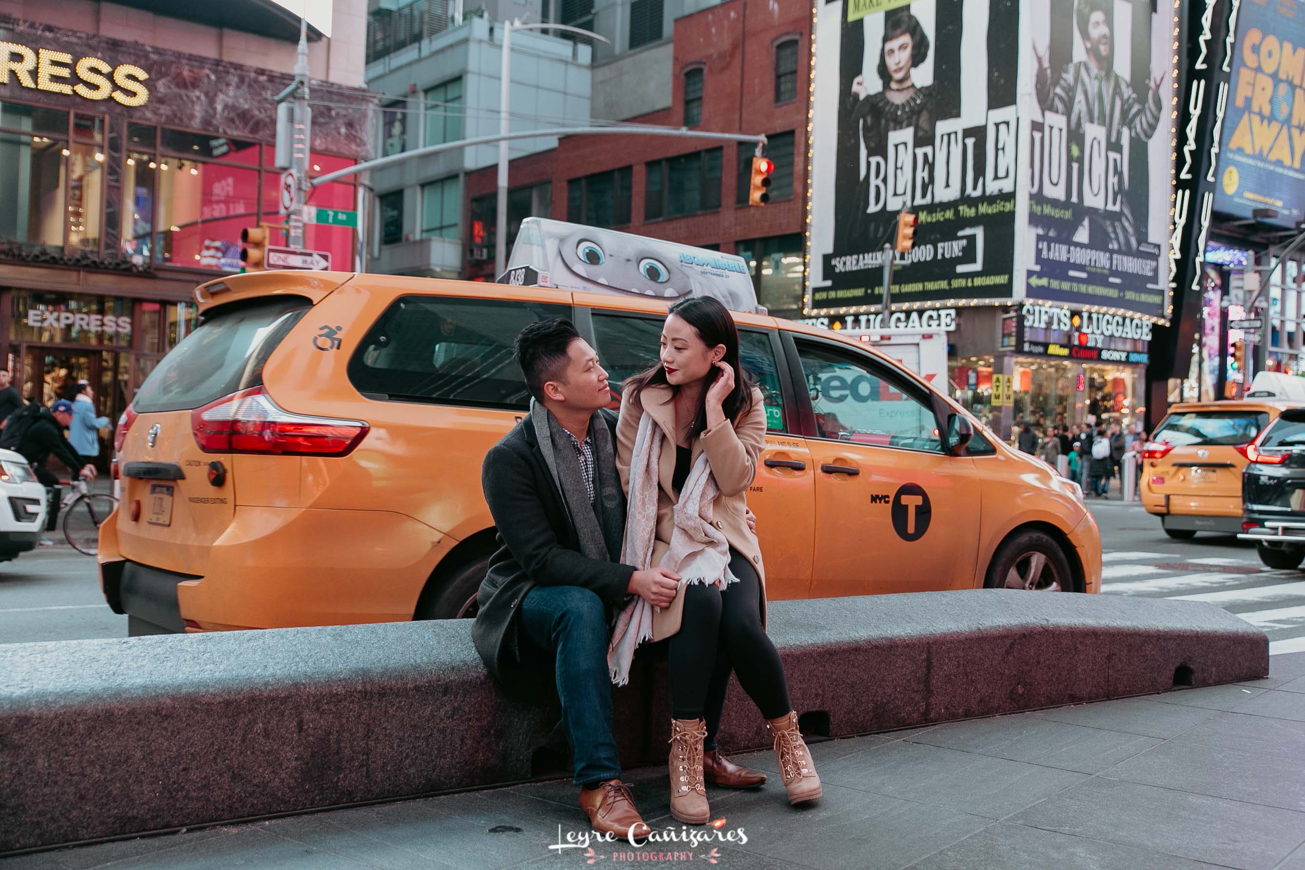 times sq couple photos with leyre cañizares photography