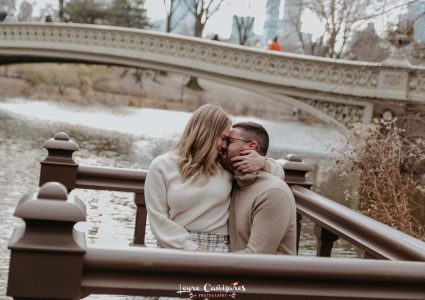 couple photoshoot in bow bridge, central park