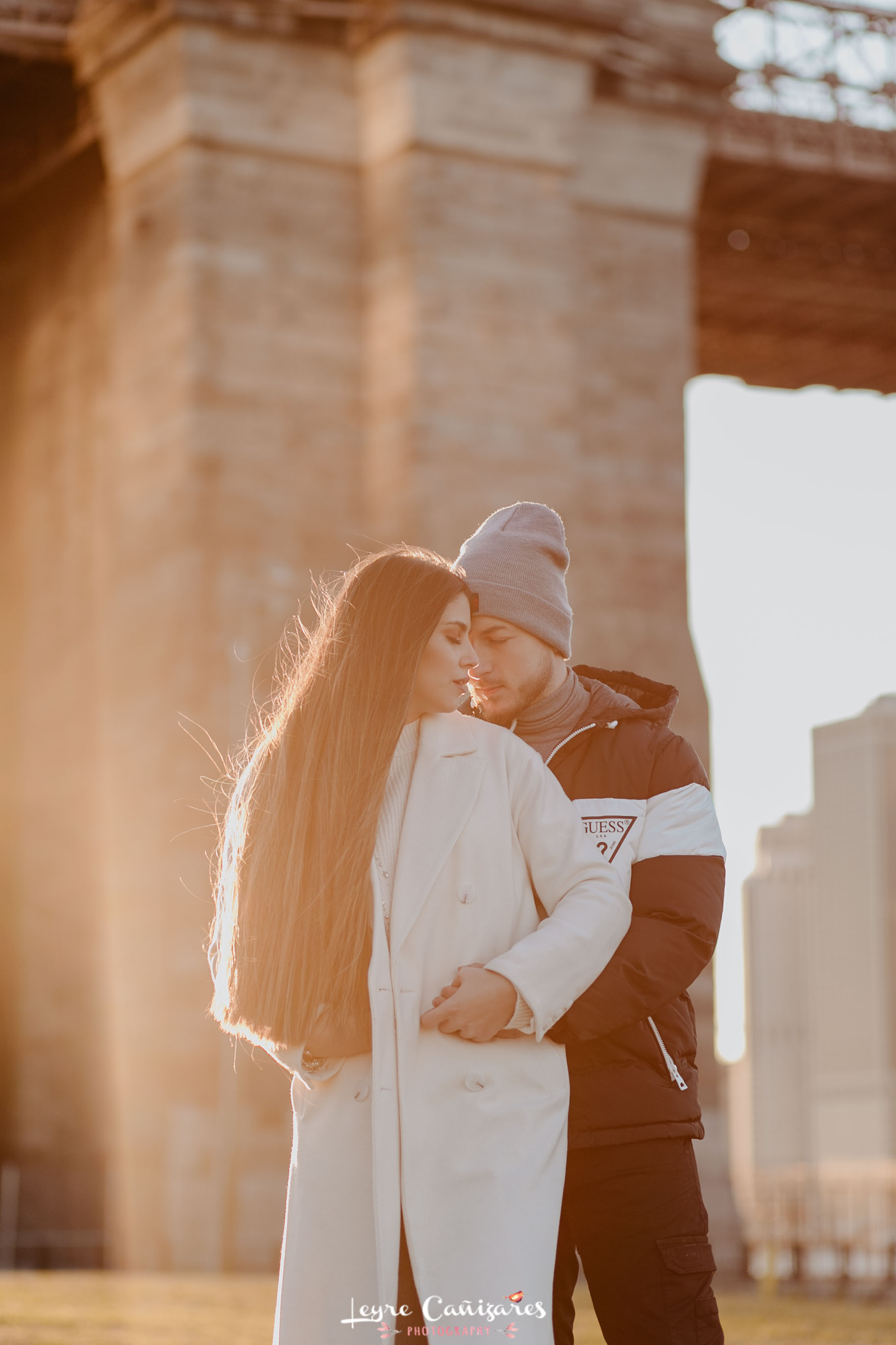 couple photoshoot in brooklyn bridge park in the sunset