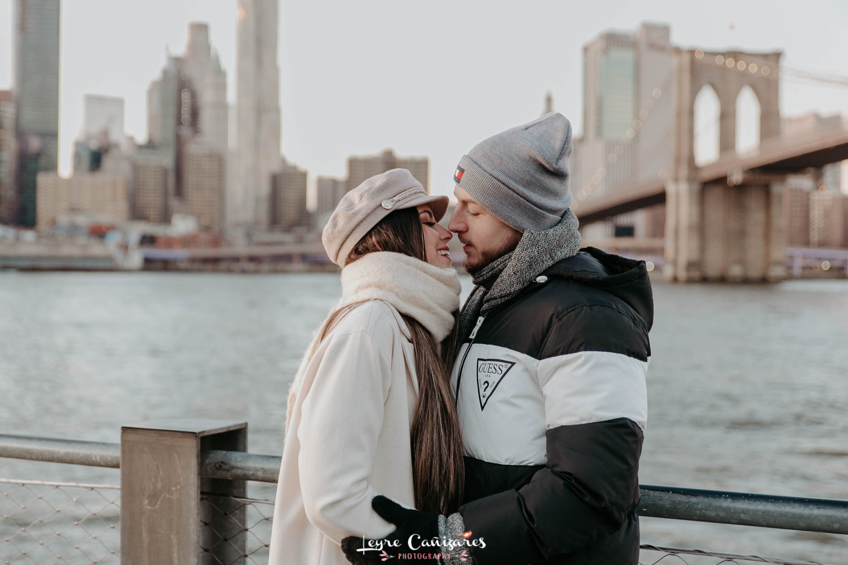 couple photoshoot in brooklyn bridge park in the sunset