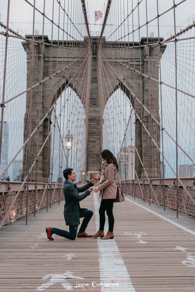 proposal photography in brooklyn bridge in the morning