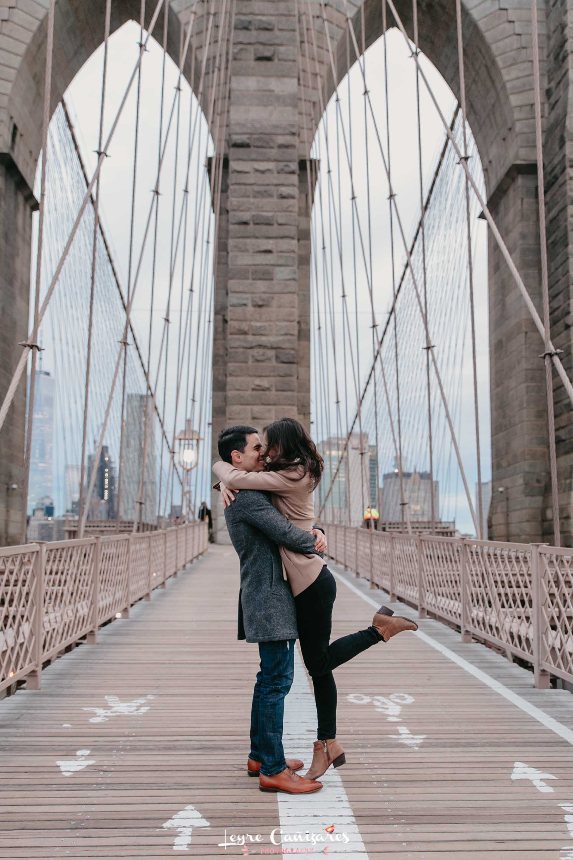 proposal photography in brooklyn bridge in the morning