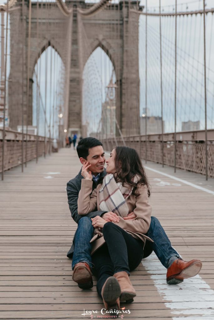 proposal photography in brooklyn bridge in the morning