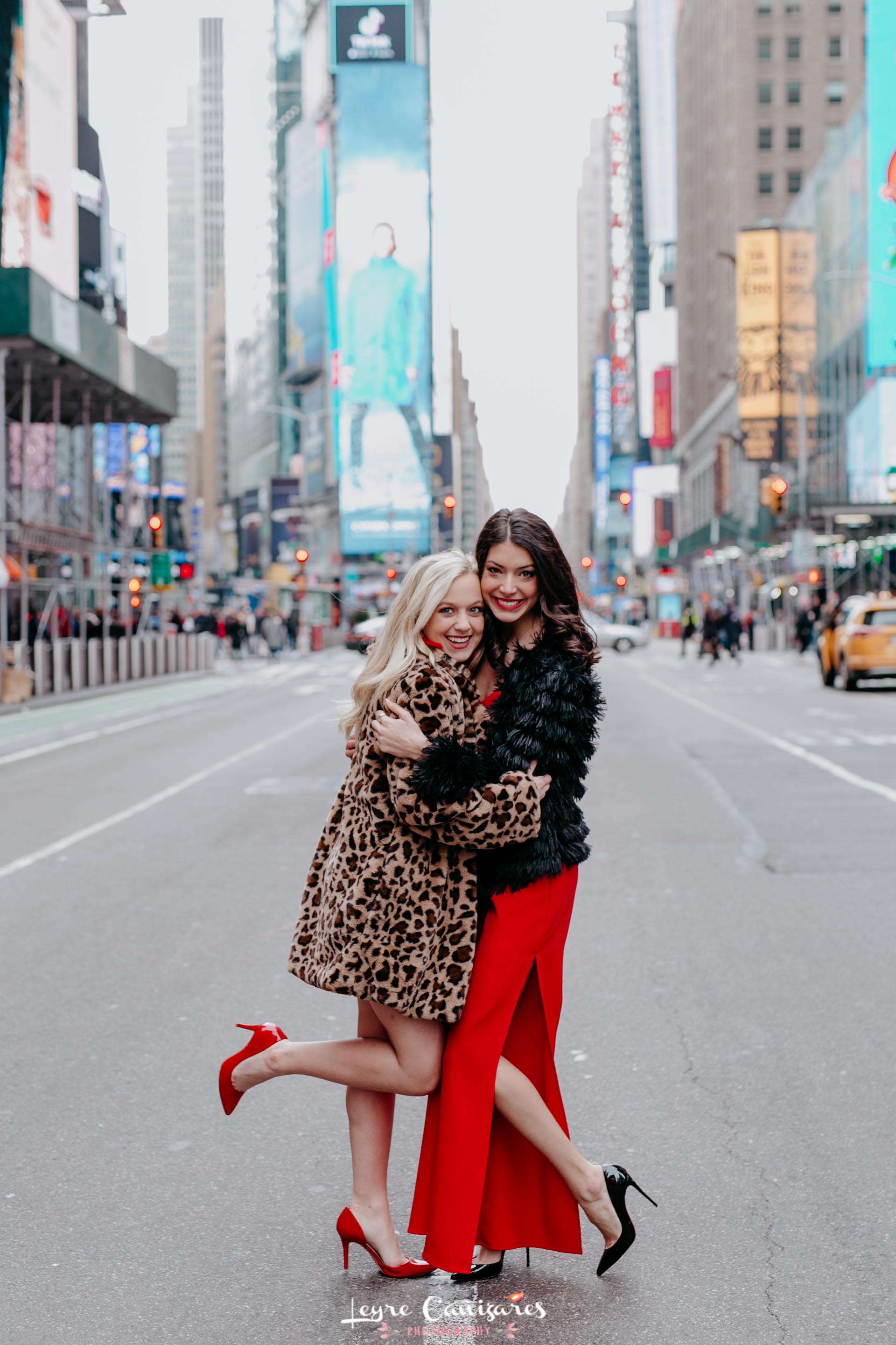 friends photo session in times square, nyc