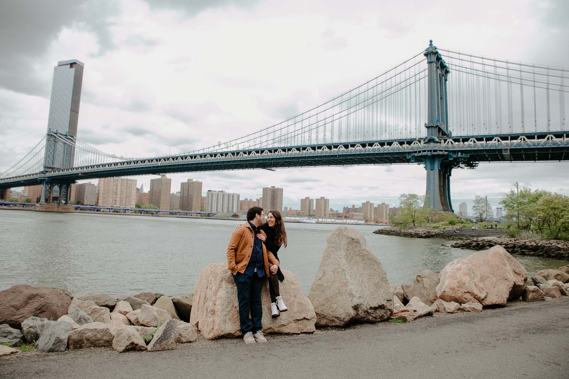 couple photography at dumbo park
