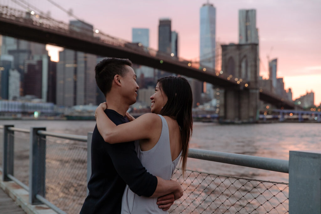 engagement pictures at dumbo park at sunset