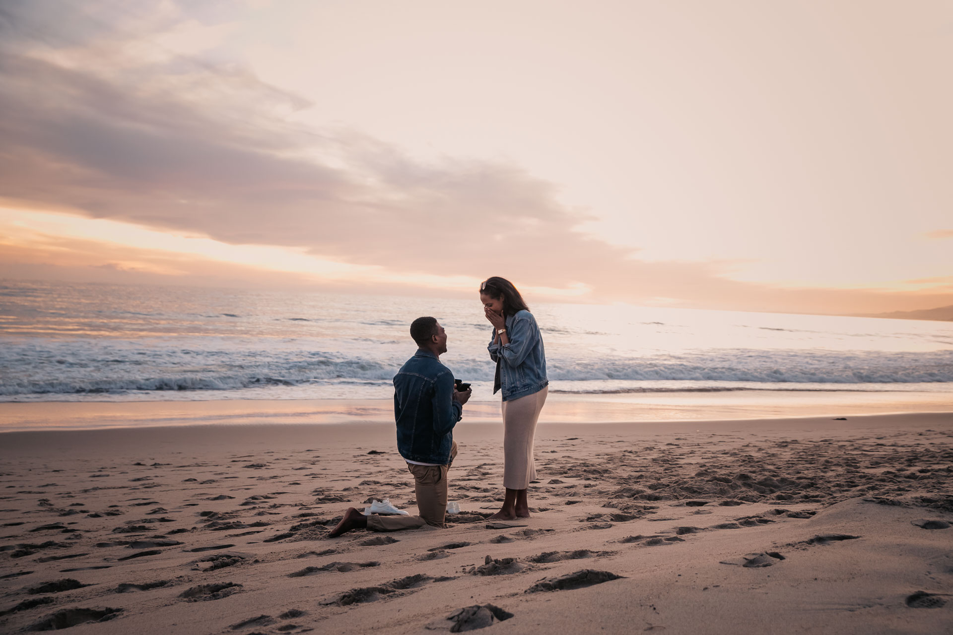 surprise proposal photos in santa monica beach, los angeles