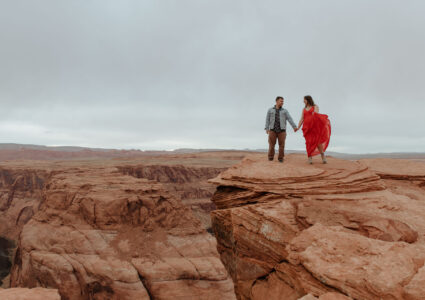 couple photoshoot in horseshoe bend