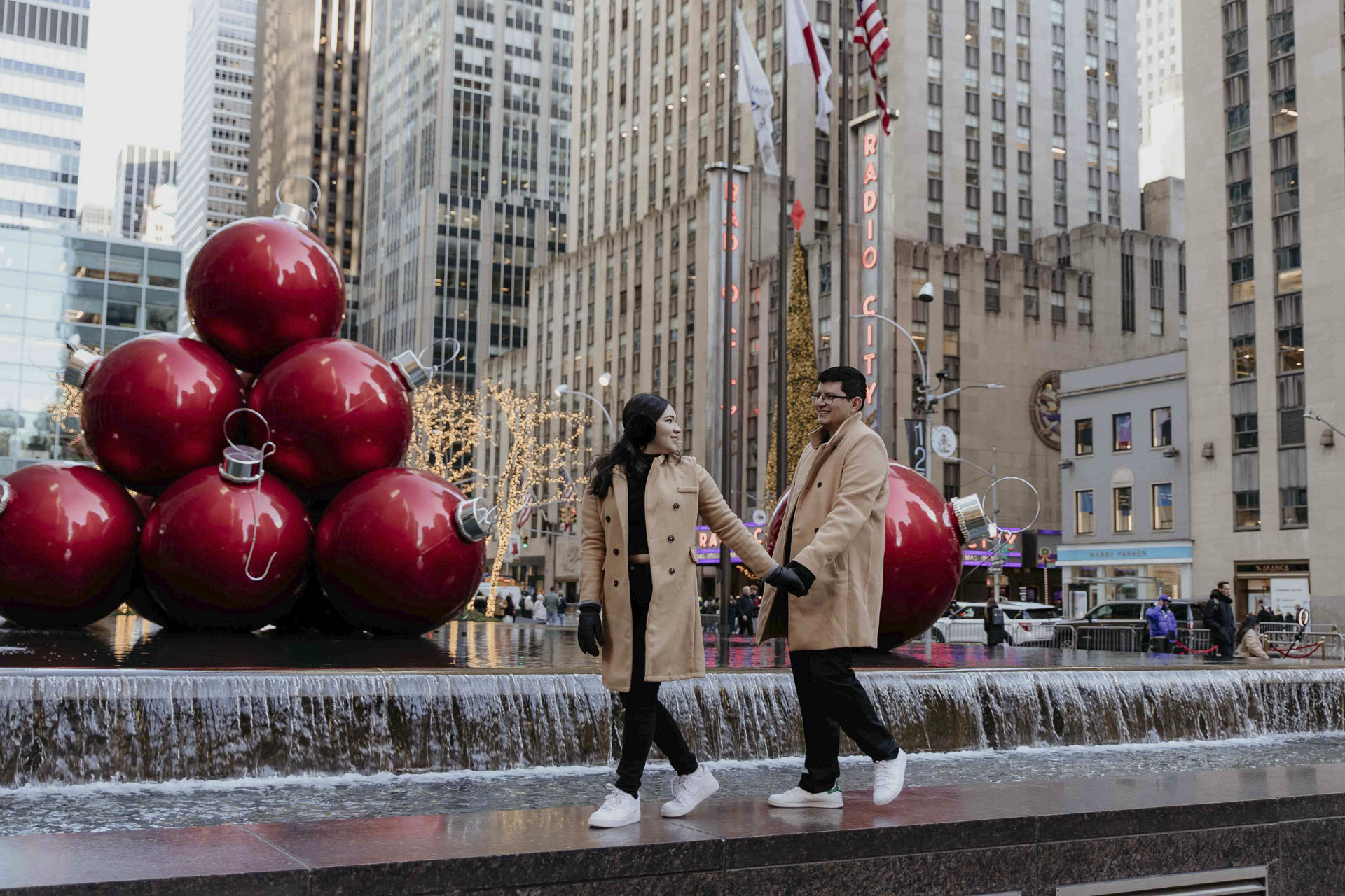 couple photography at christimas in midtown, nyc