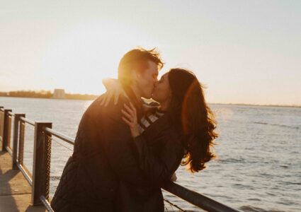 engagement photoshoot at brooklyn bridge park at sunset
