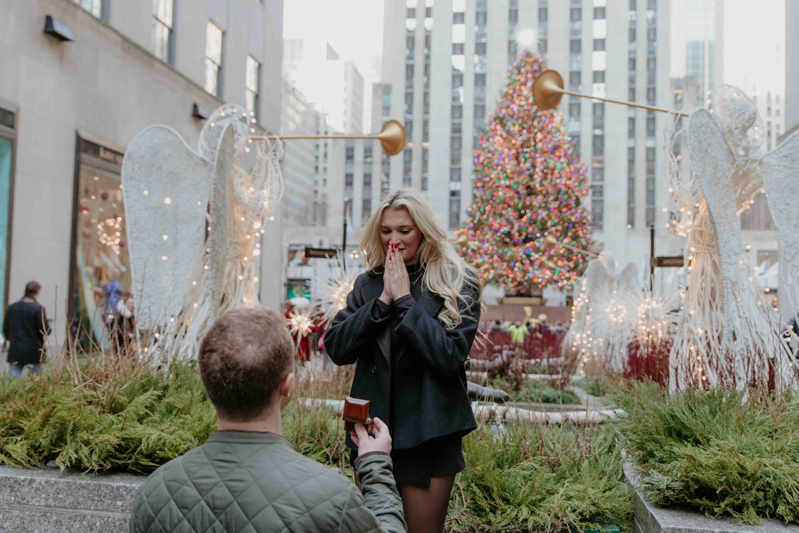 marriage proposal at the christimas tree of rockefeller center, nyc