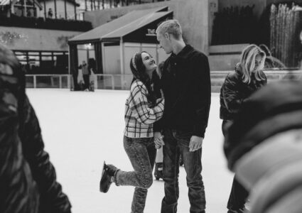 couple photo shoot in new york city with a professional photographer specialized in engagement photography