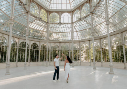 engagement couple photoshoot in the retiro park in madrid