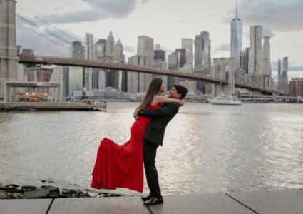 engagement photoshoot in dumbo park at sunset