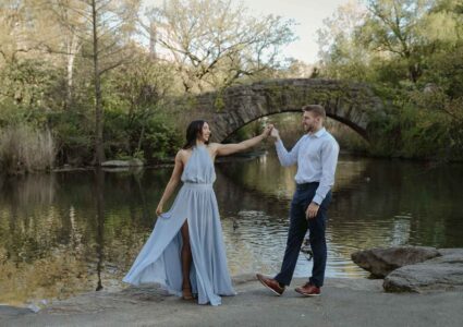 beautiful engagement photoshoot at Gapstow Bridge in central park, nyc