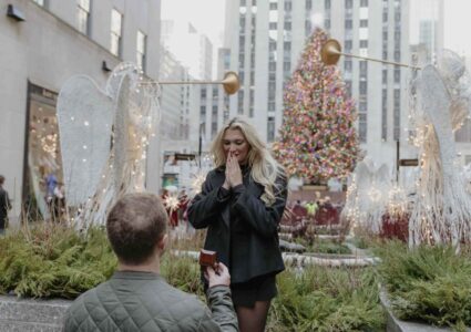 marriage proposal at the christimas tree of rockefeller center, nyc