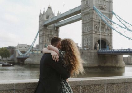 london engagement photography in front of the tower bridge