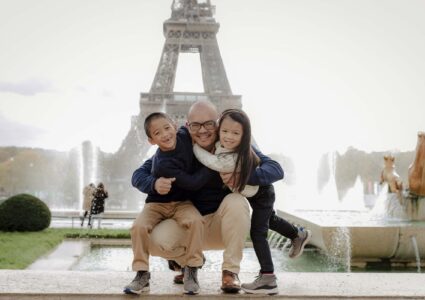 paris family photo session at trocadero with leyre canizares as a photographer